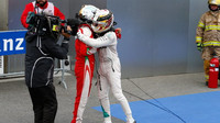 Sebastian Vettel gratuluje Lewisovi Hamiltnovi k vítězství v závodě v Kanadě