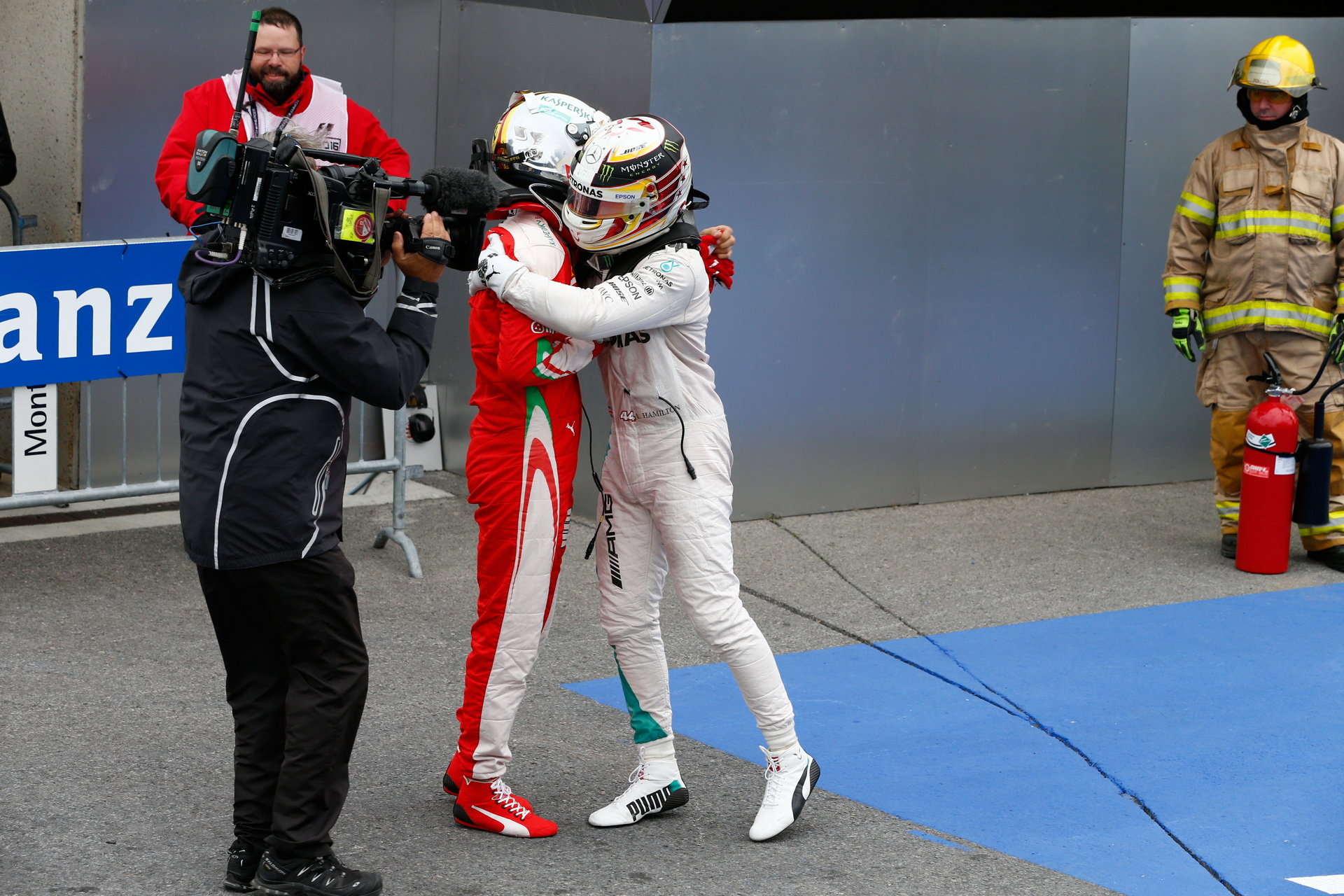Sebastian Vettel gratuluje Lewisovi Hamiltnovi k vítězství v závodě v Kanadě