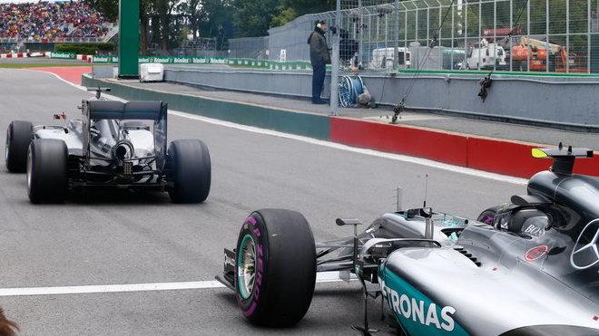 Lewis Hamilton a Nico Rosberg v závodě v Kanadě