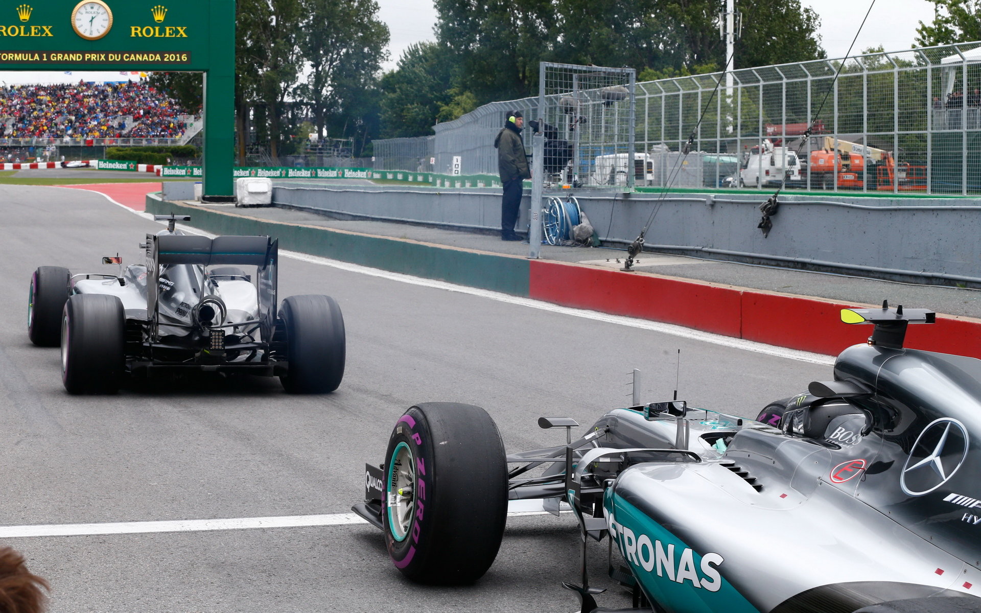 Lewis Hamilton a Nico Rosberg v závodě v Kanadě