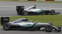 Lewis Hamilton a Nico Rosberg po startu závodu v Kanadě