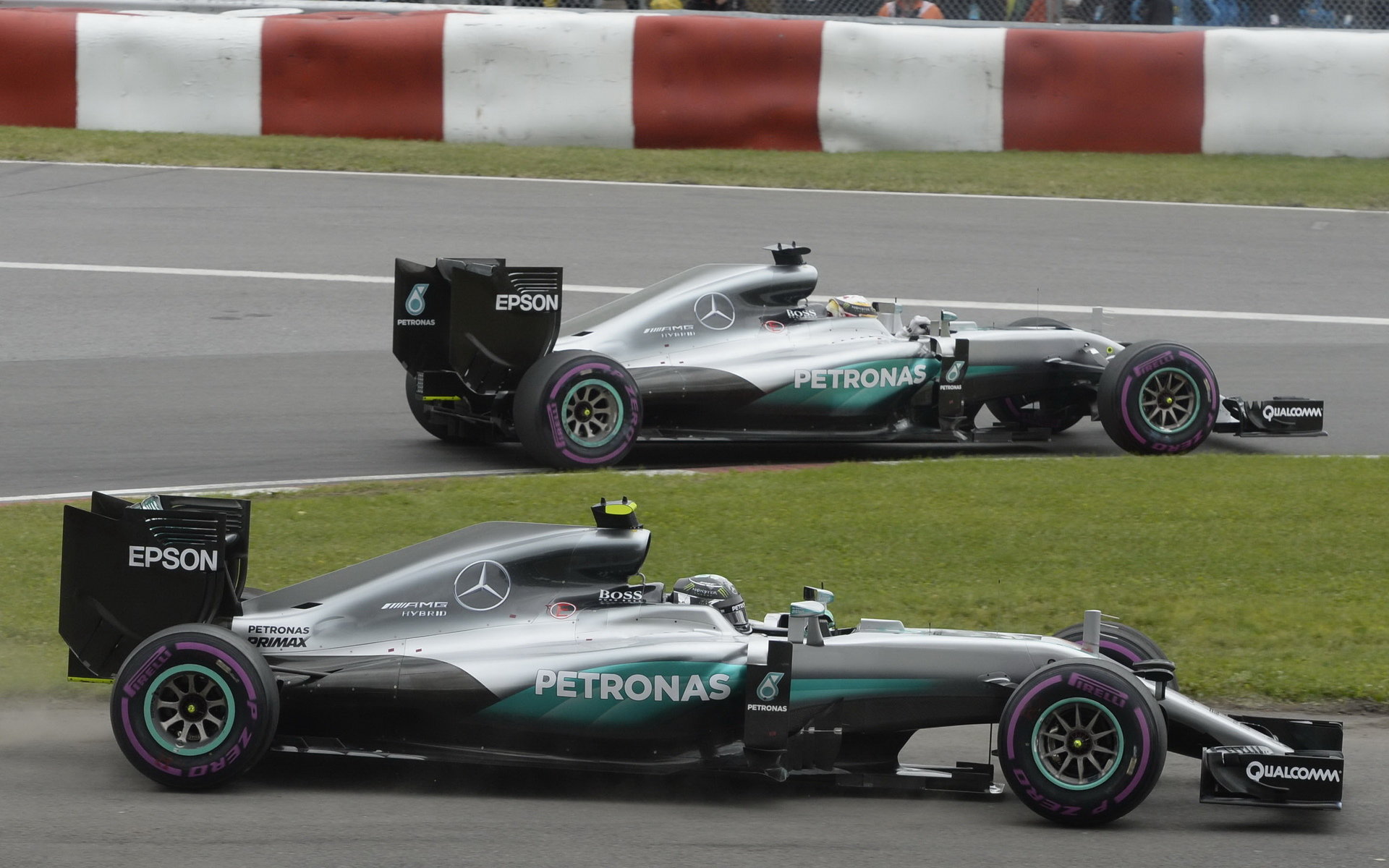 Lewis Hamilton a Nico Rosberg po startu závodu v Kanadě