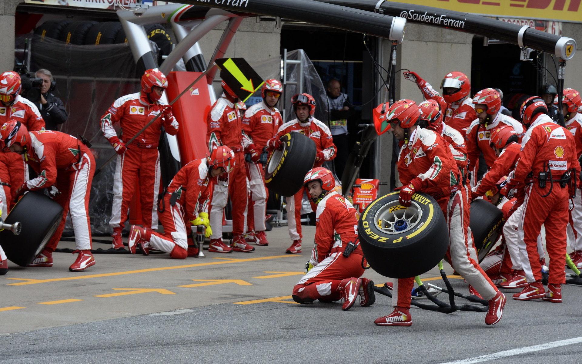 Mechanici týmu Ferrari se chystají na přezouvání pneumatik v závodě v Kanadě