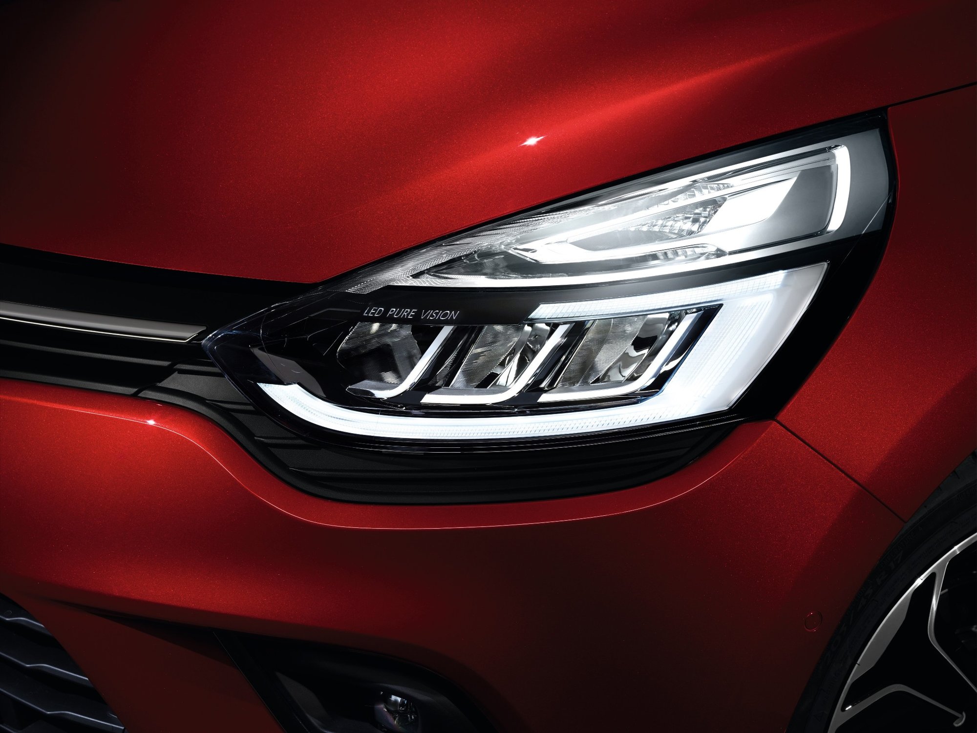 Renault Clio dostal s aktuálním faceliftem světla LED Pure Vision a kvalitnější materiály.