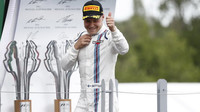 Valtteri Bottas se raduje na pódiu po závodě v Kanadě
