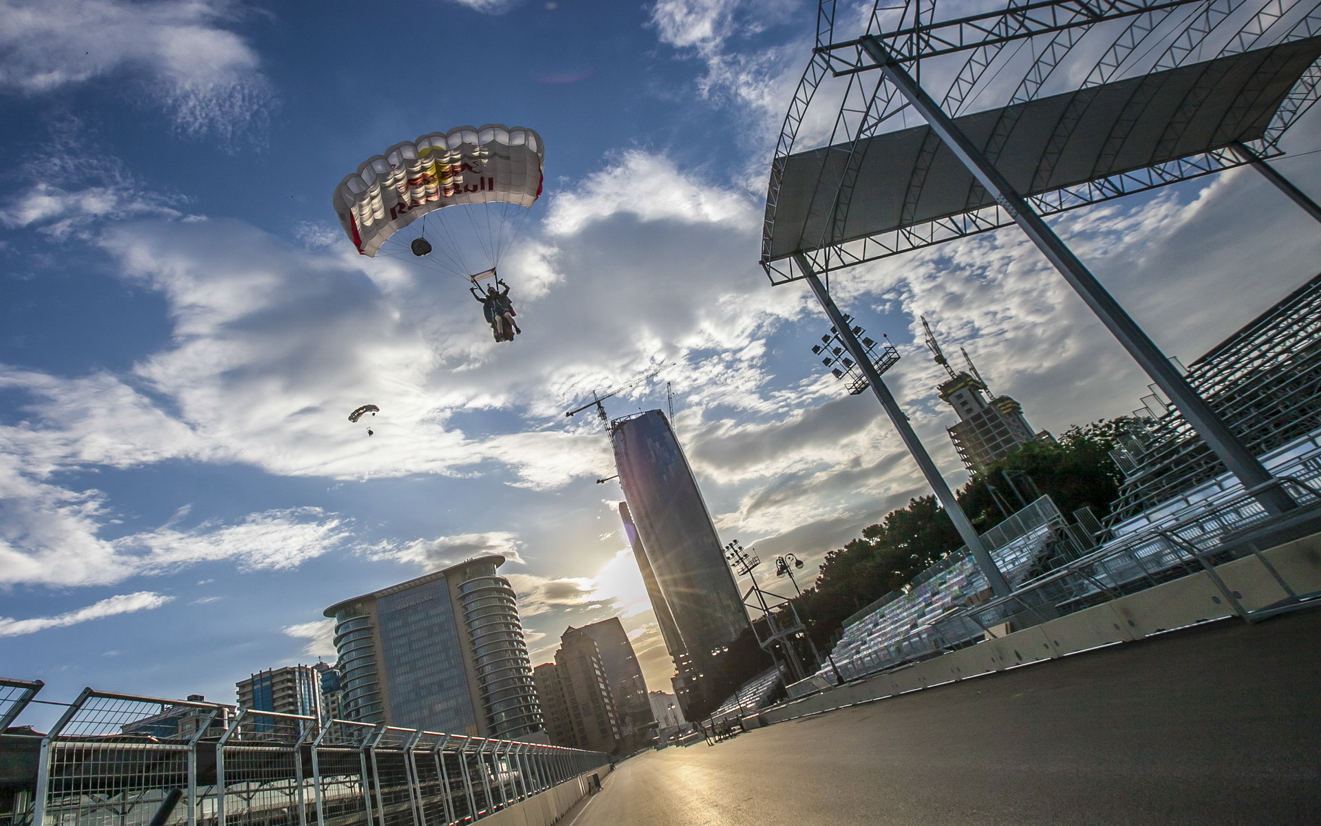Red Bull a jeho seskok na wingsuit nad okruhem v Baku