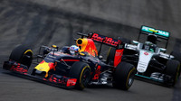 Daniel Ricciardo a Nico Rosberg v závodě v Kanadě