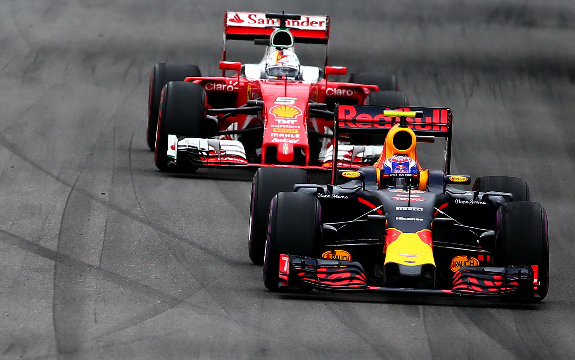 Max Verstappen a Sebastian Vettel v závodě v Kanadě