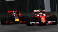 Kimi Räikkönen a Daniel Ricciardo v závodě v Kanadě
