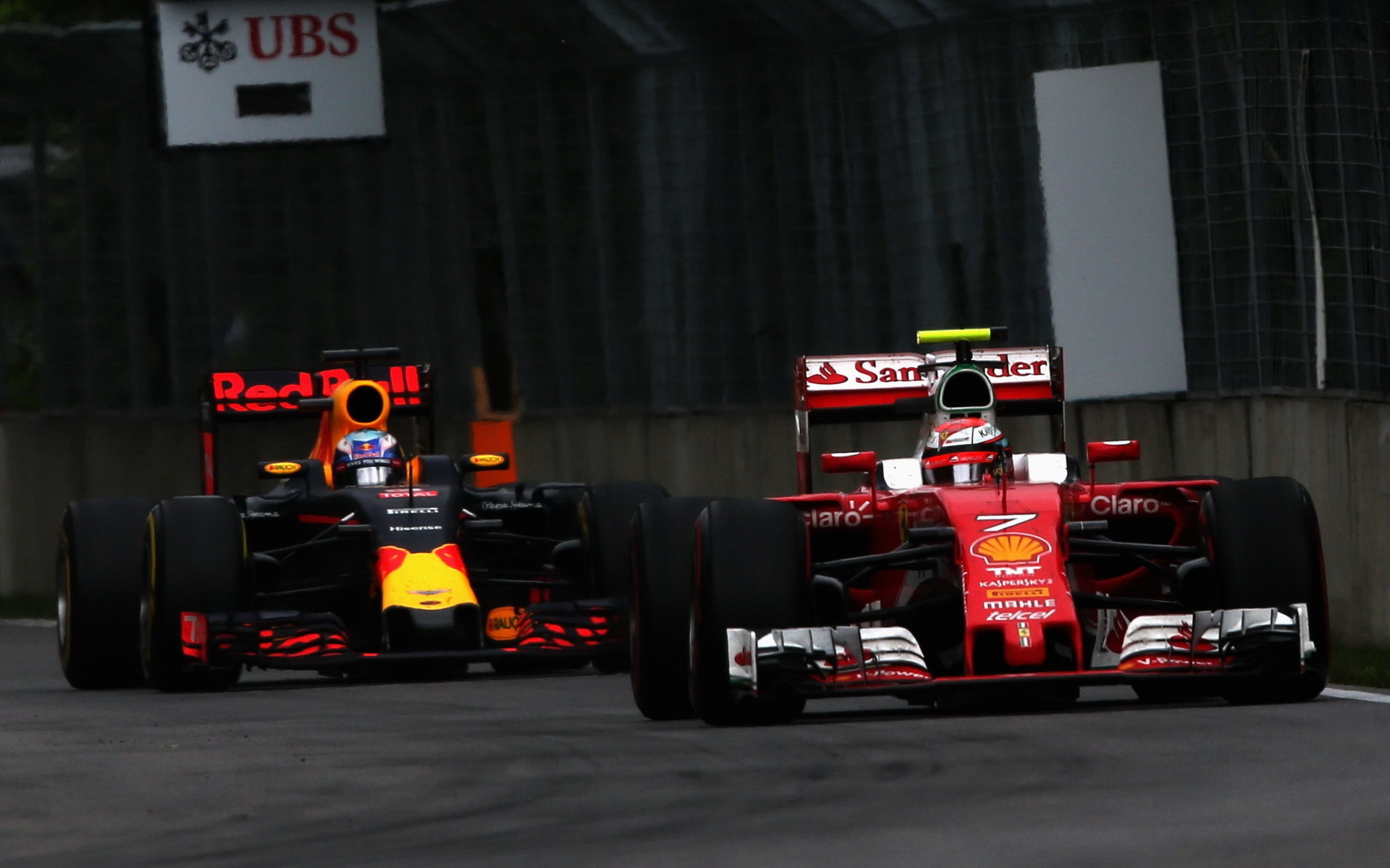 Kimi Räikkönen a Daniel Ricciardo v závodě v Kanadě