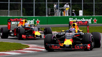 Max Verstappen a Daniel Ricciardo v závodě v Kanadě