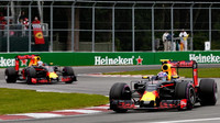 Max Verstappen a Daniel Ricciardo v závodě v Kanadě