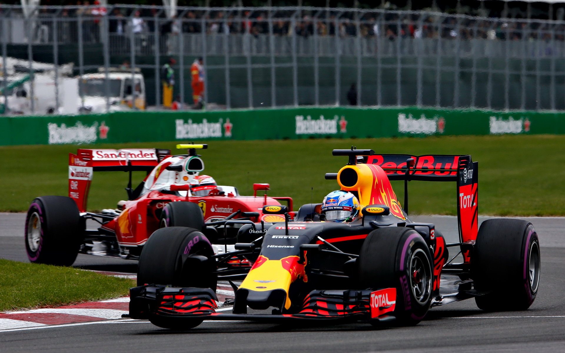 Daniel Ricciardo a Kimi Räikkönen v závodě v Kanadě