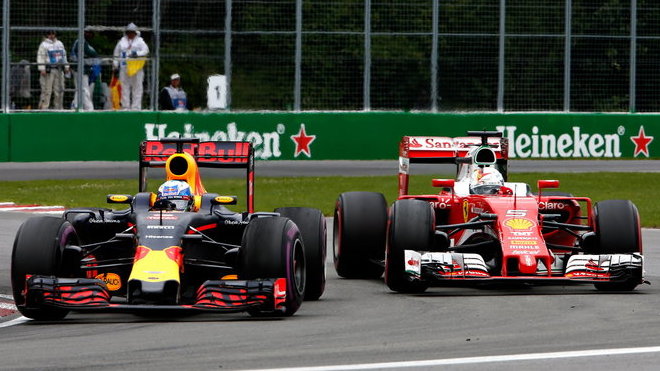 Daniel Ricciardo a Sebastian Vettel