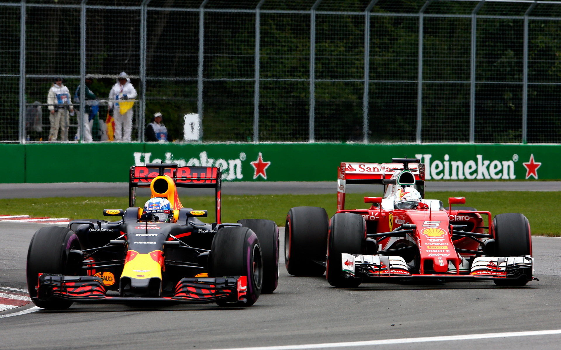 Daniel Ricciardo a Sebastian Vettel v závodě v Kanadě