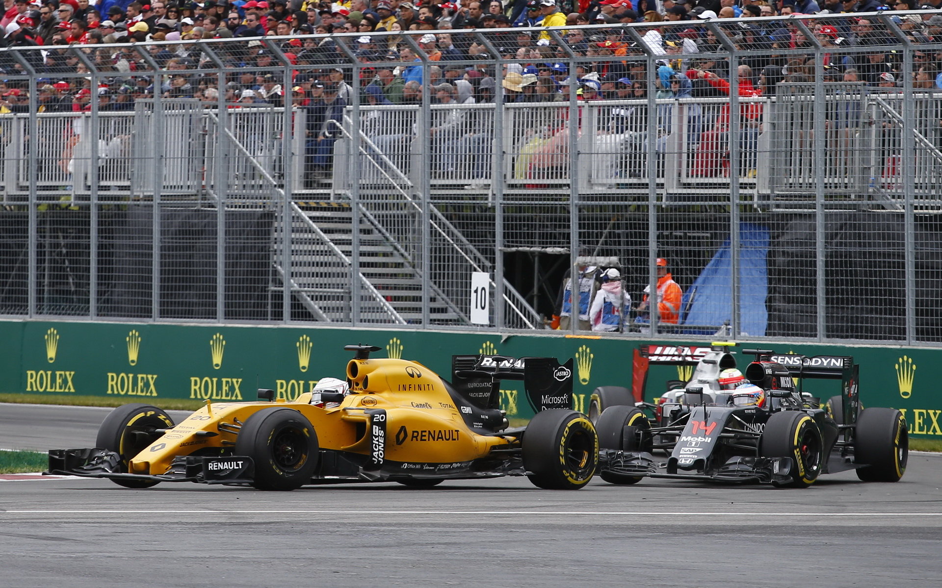 Kevin Magnussen a Fernando Alonso v závodě v Kanadě