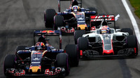 Daniil Kvjat, Romain Grosjean a Carlos Sainz v závodě v Kanadě