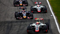 Vozy týmu Haas a Toro Rosso v závodě v Kanadě