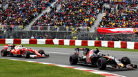 Carlos Sainz a Kimi Räikkönen v závodě v Kanadě