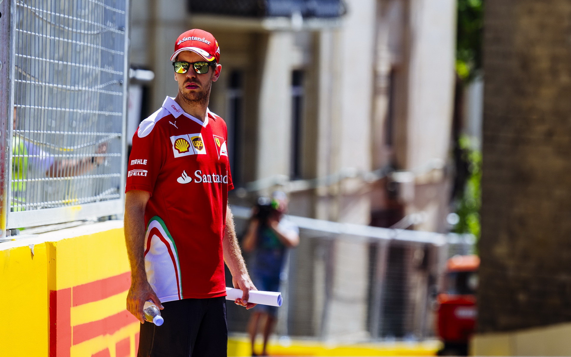 Sebastian Vettel si prohlíží trať v Baku