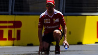 Sebastian Vettel si prohlíží trať v Baku