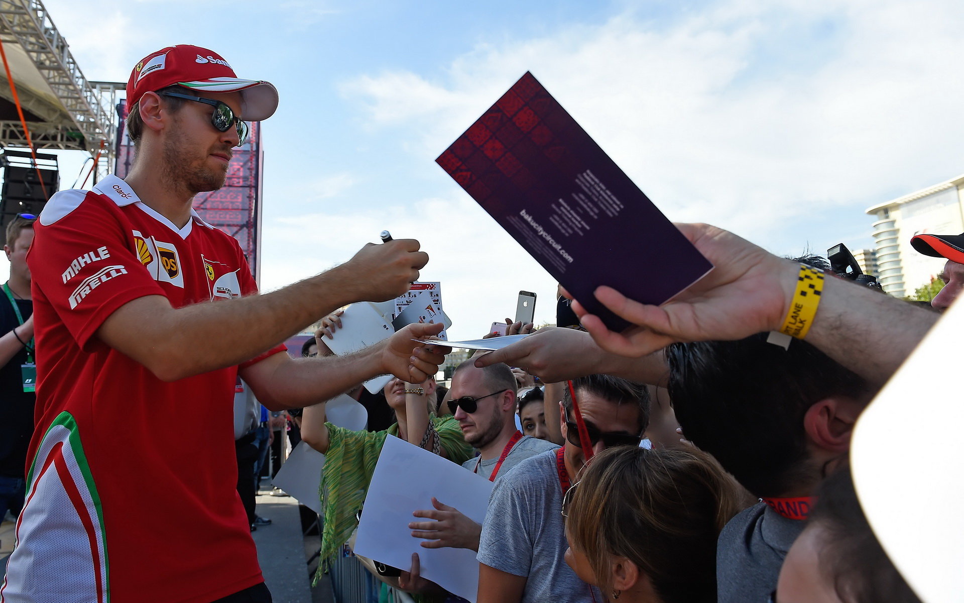 Sebastian Vettel při autogramiádě v Baku