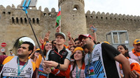 Nico Hülkenberg s fanoušky v Baku