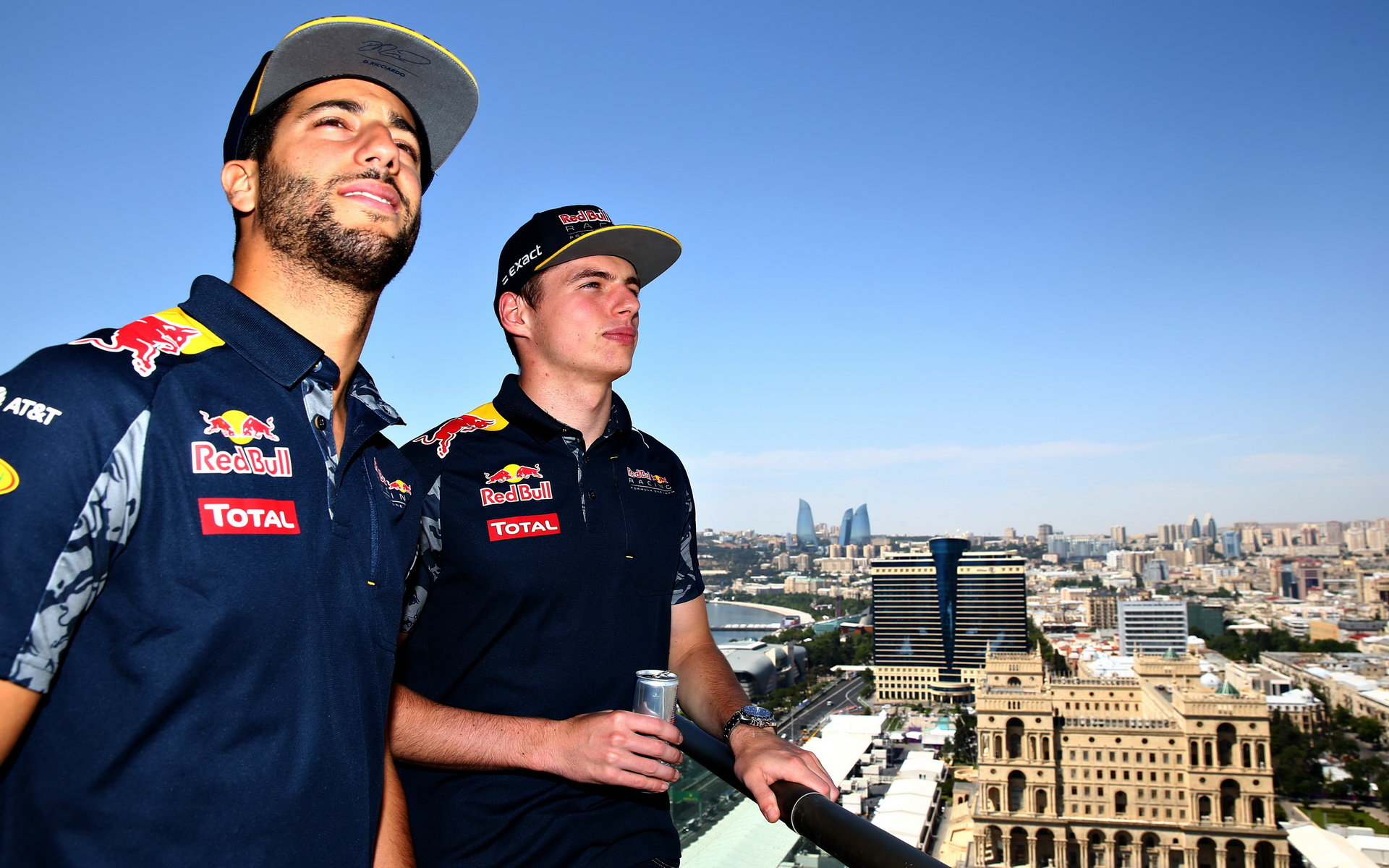Daniel Ricciardo s Maxem Verstappenem v Baku