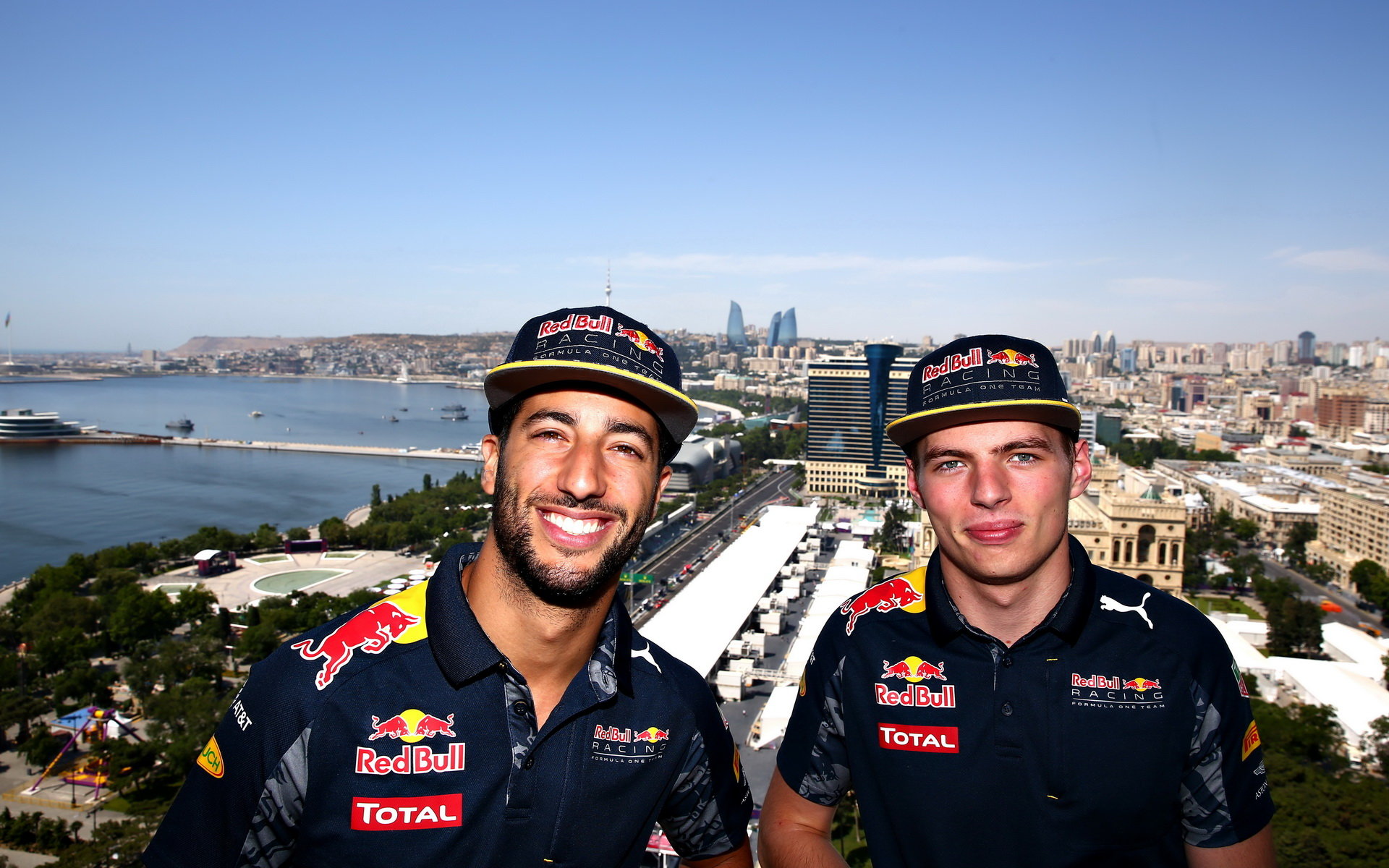 Daniel Ricciardo a Max Verstappen v Baku
