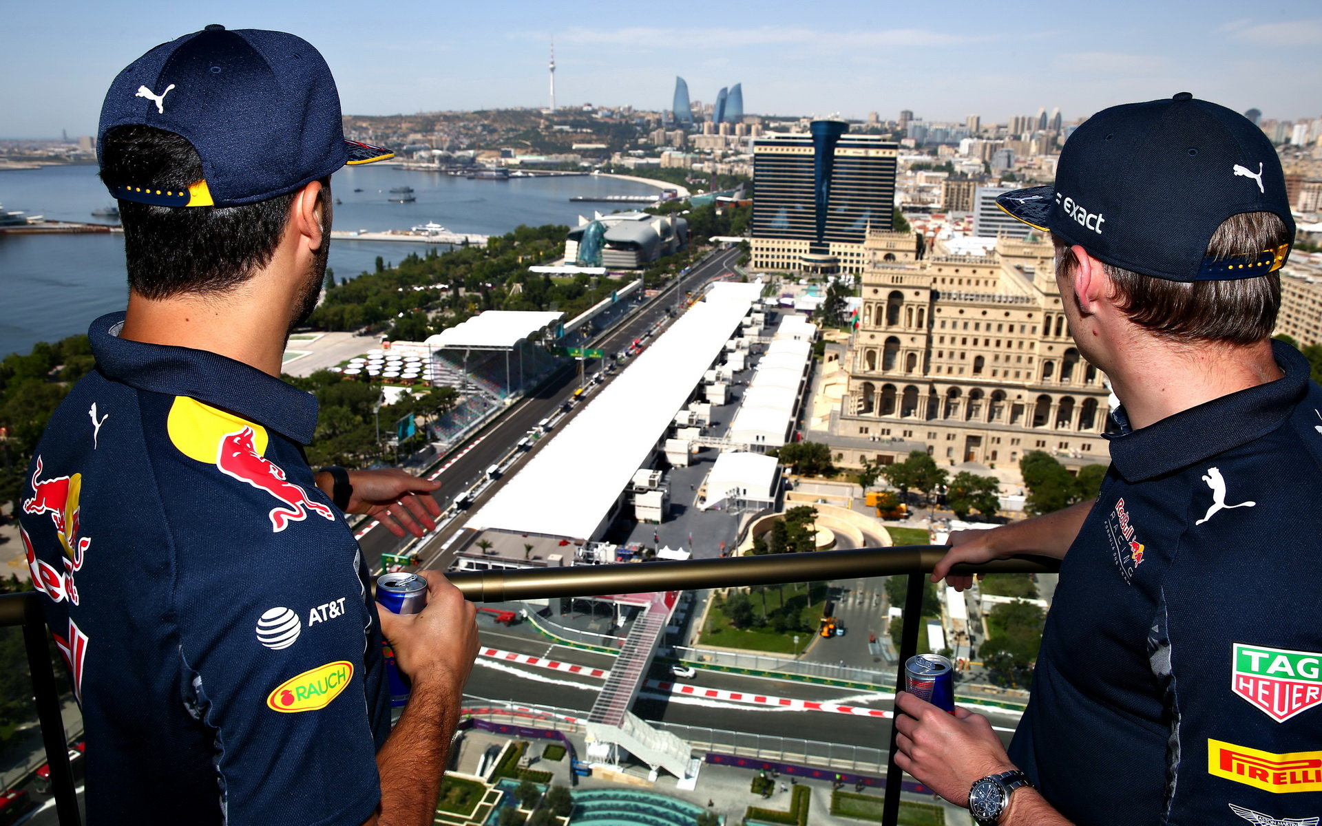 Daniel Ricciardo a Max Verstappen si prohlížejí závěr dlouhé rovinky a zázemí s boxy
