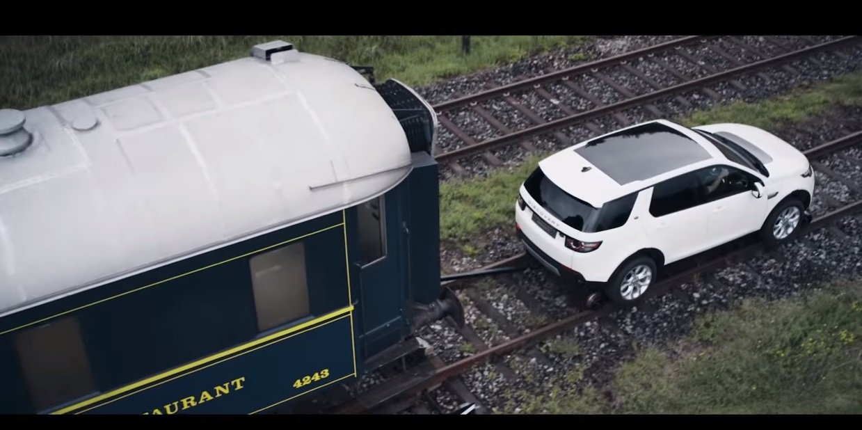 Land Rover Discovery Sport táhne osobní vlak