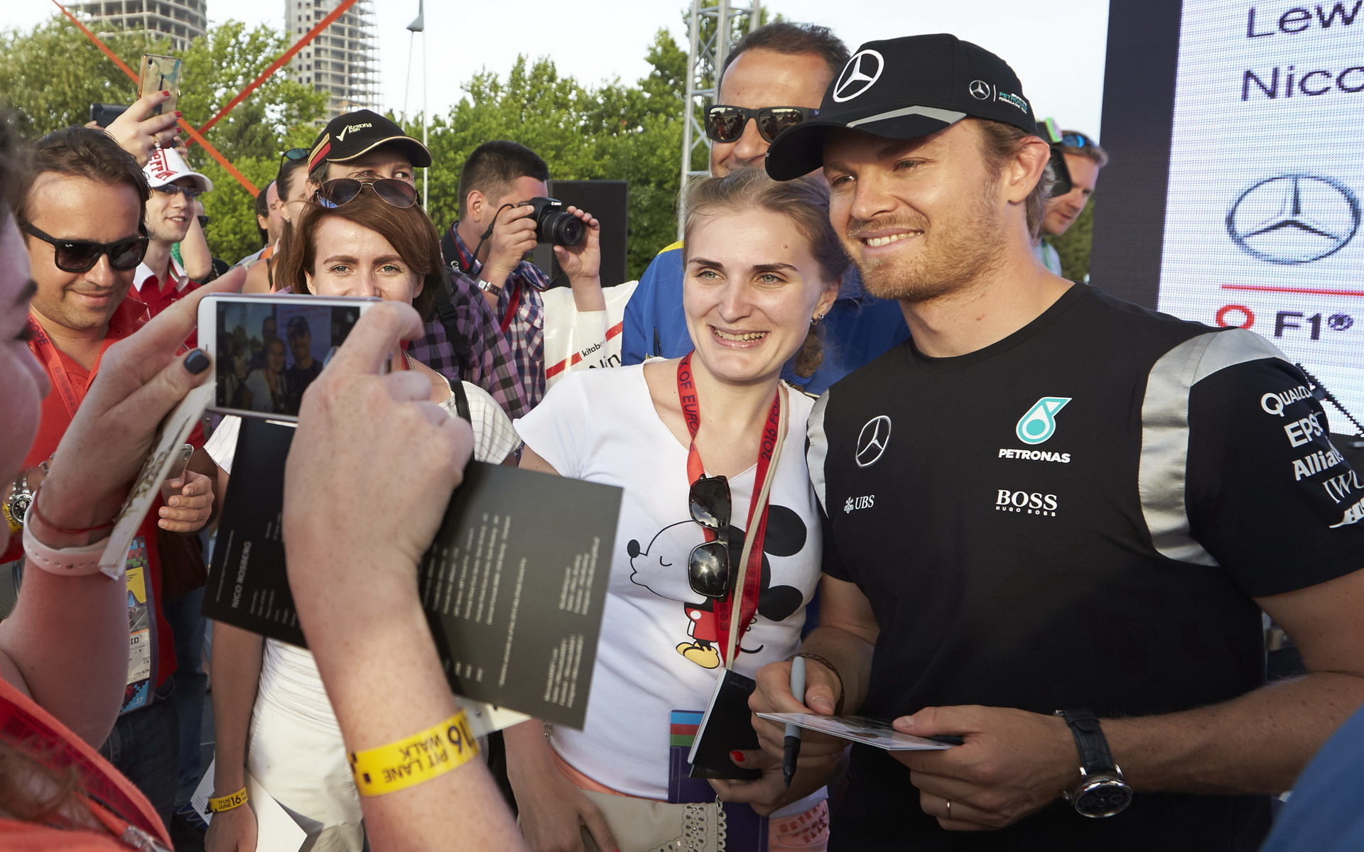 Nico Rosberg při autogramiádě v Baku