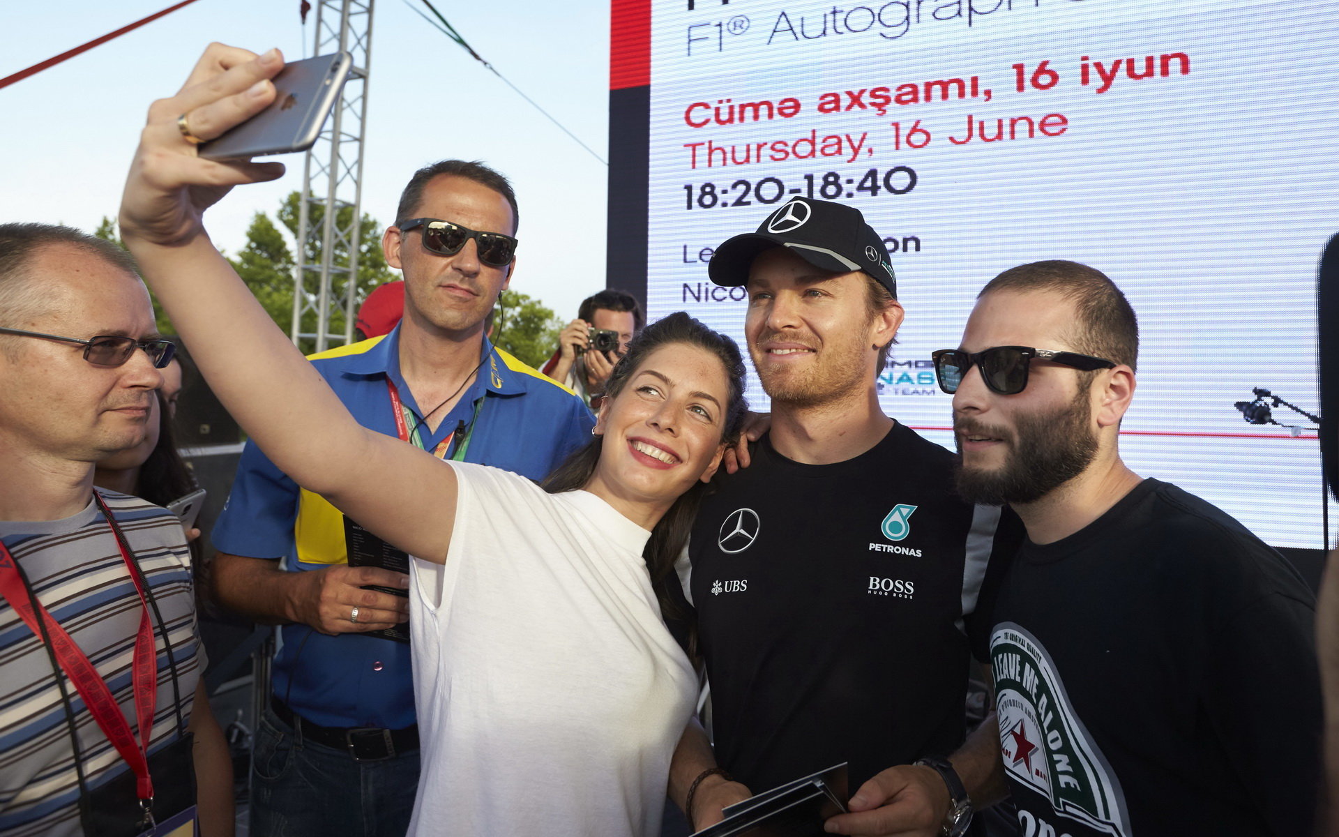 Nico Rosberg při autogramiádě v Baku
