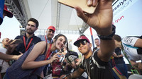Lewis Hamilton při autogramiádě v Baku