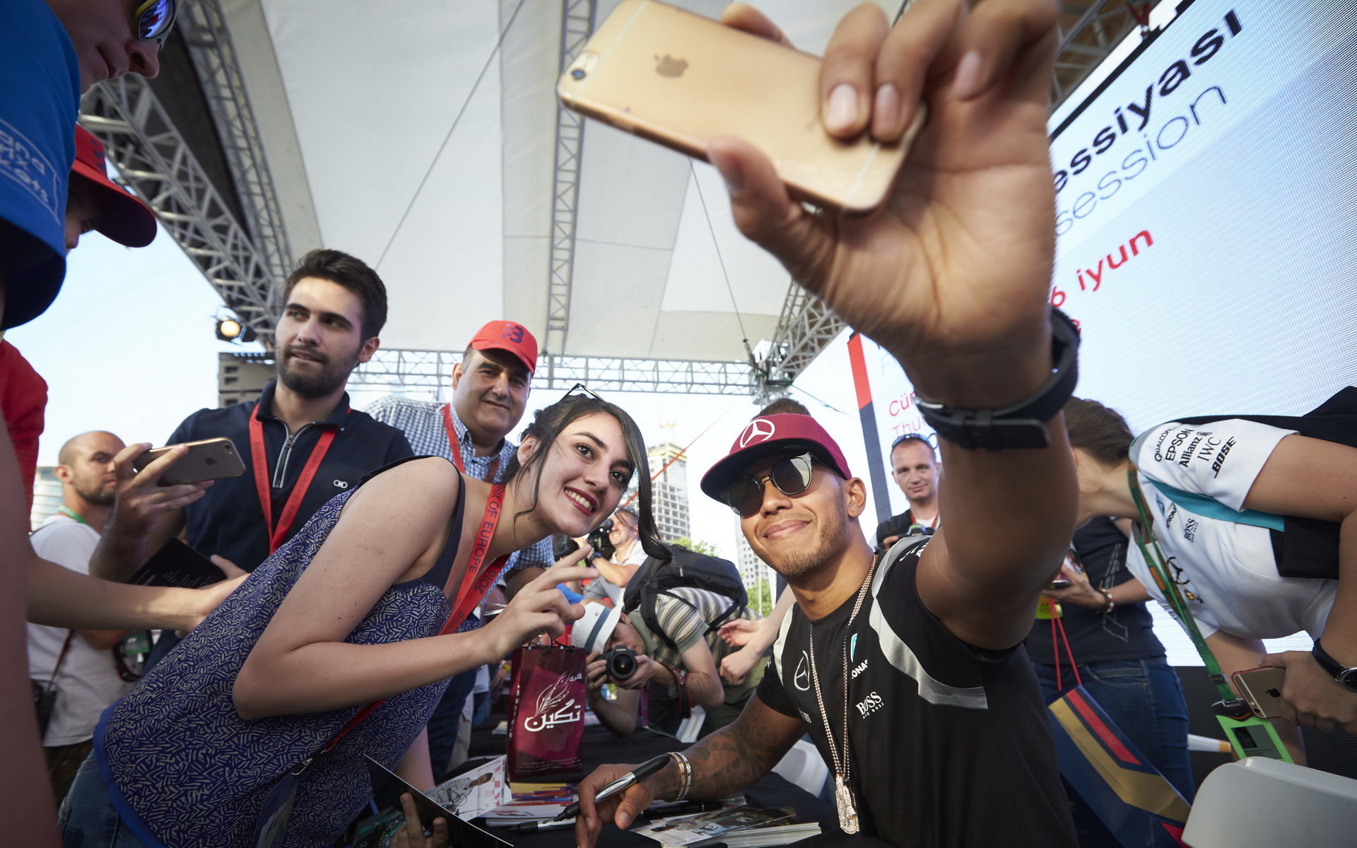 Lewis Hamilton při autogramiádě v Baku