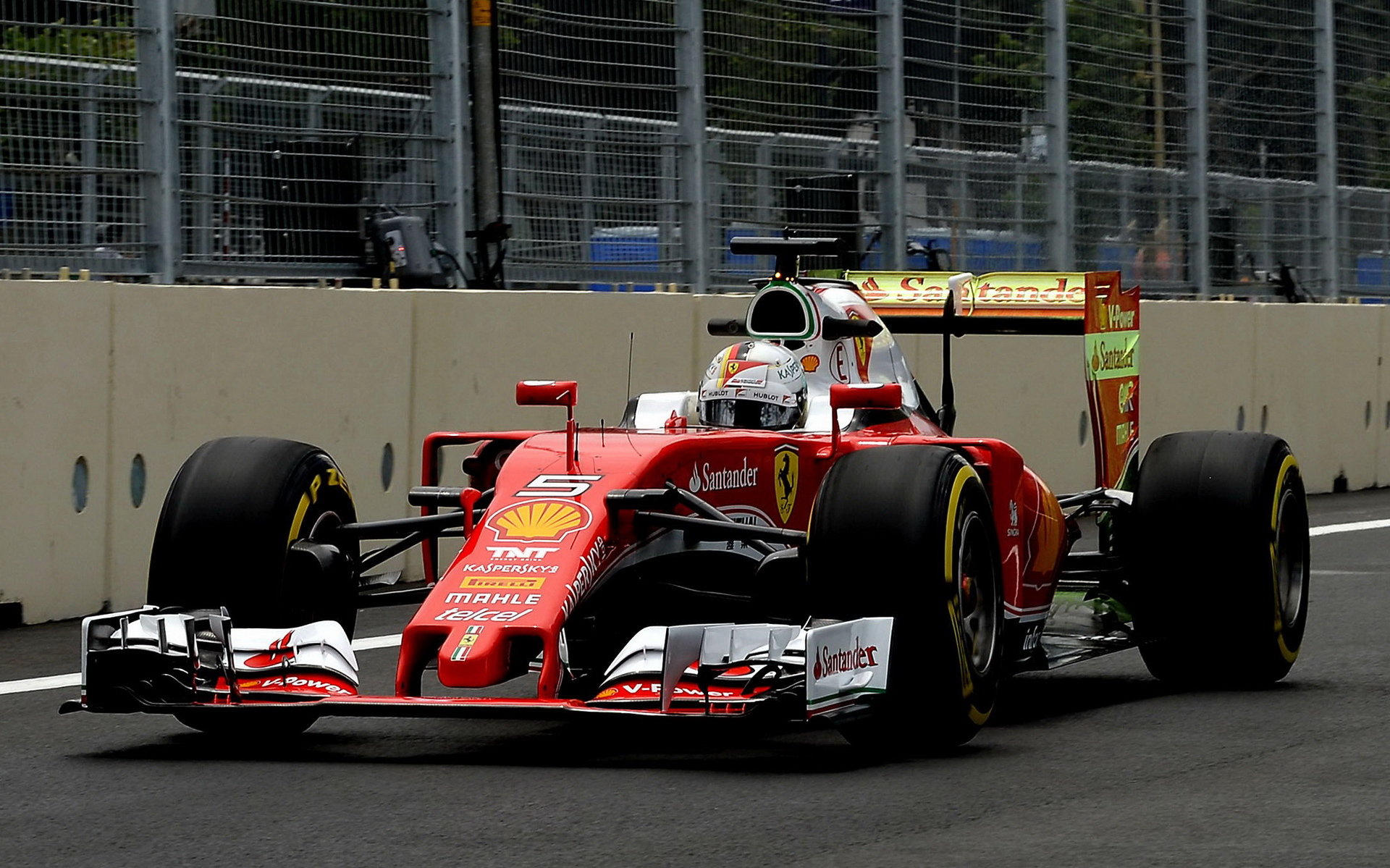 Sebastian Vettel při tréninku a Flow-visem na zadním křídle v Baku