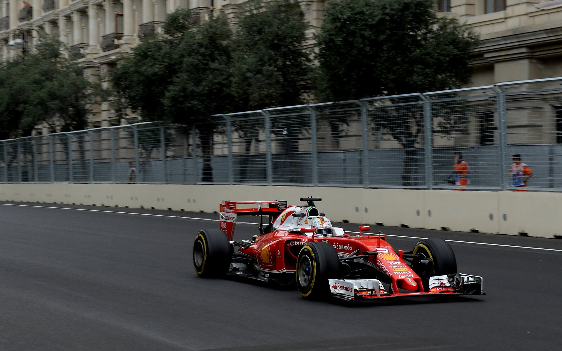 Sebastian Vettel s použitím DRS při tréninku v Baku
