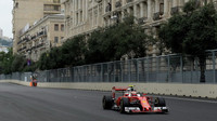 Kimi Räikkönen s použitím DRS při tréninku v Baku