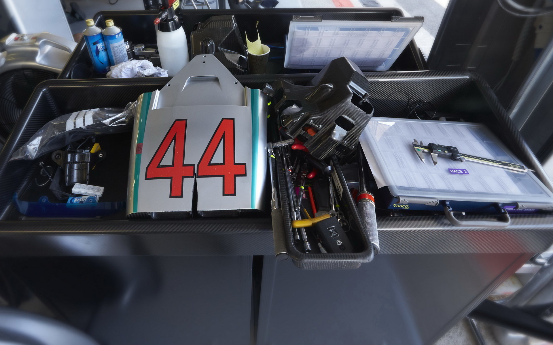 Komponenty na vůz Lewise Hamiltona v Baku