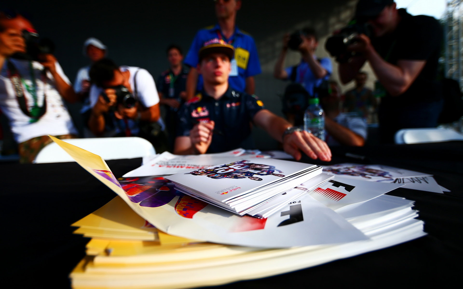 Max Verstappen při autogramiádě v Baku