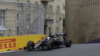 Fernando Alonso při tréninku v Baku