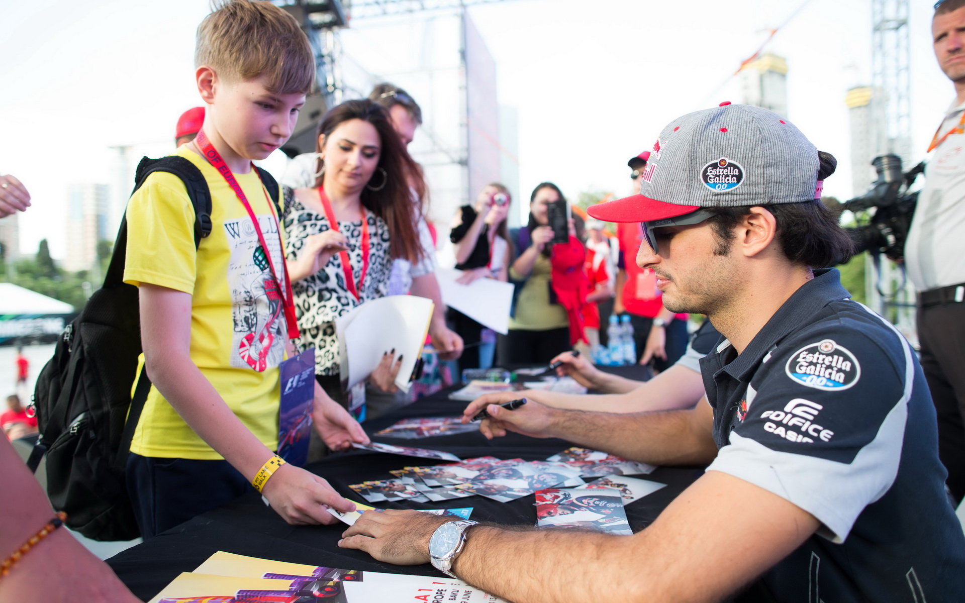 Carlos Sainz při autogramiádě v Baku
