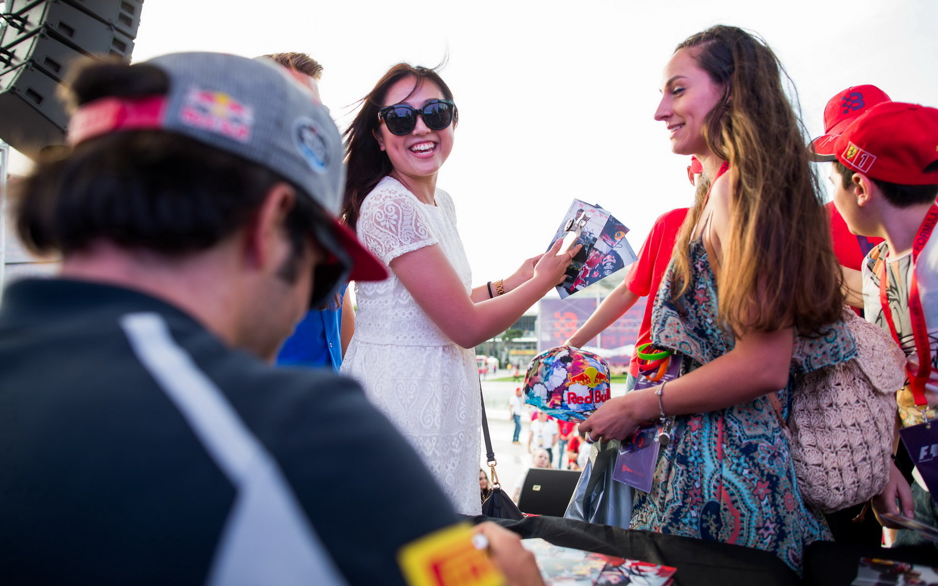 Carlos Sainz při autogramiádě v Baku