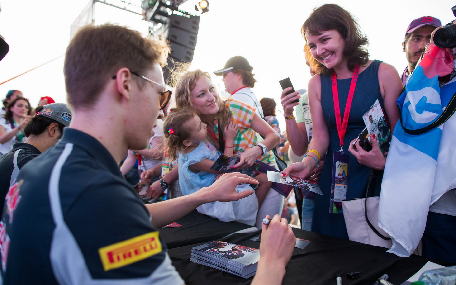 Daniil Kvjat při autogramiádě v Baku