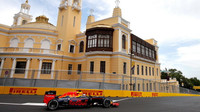 Daniel Ricciardo při tréninku v Baku