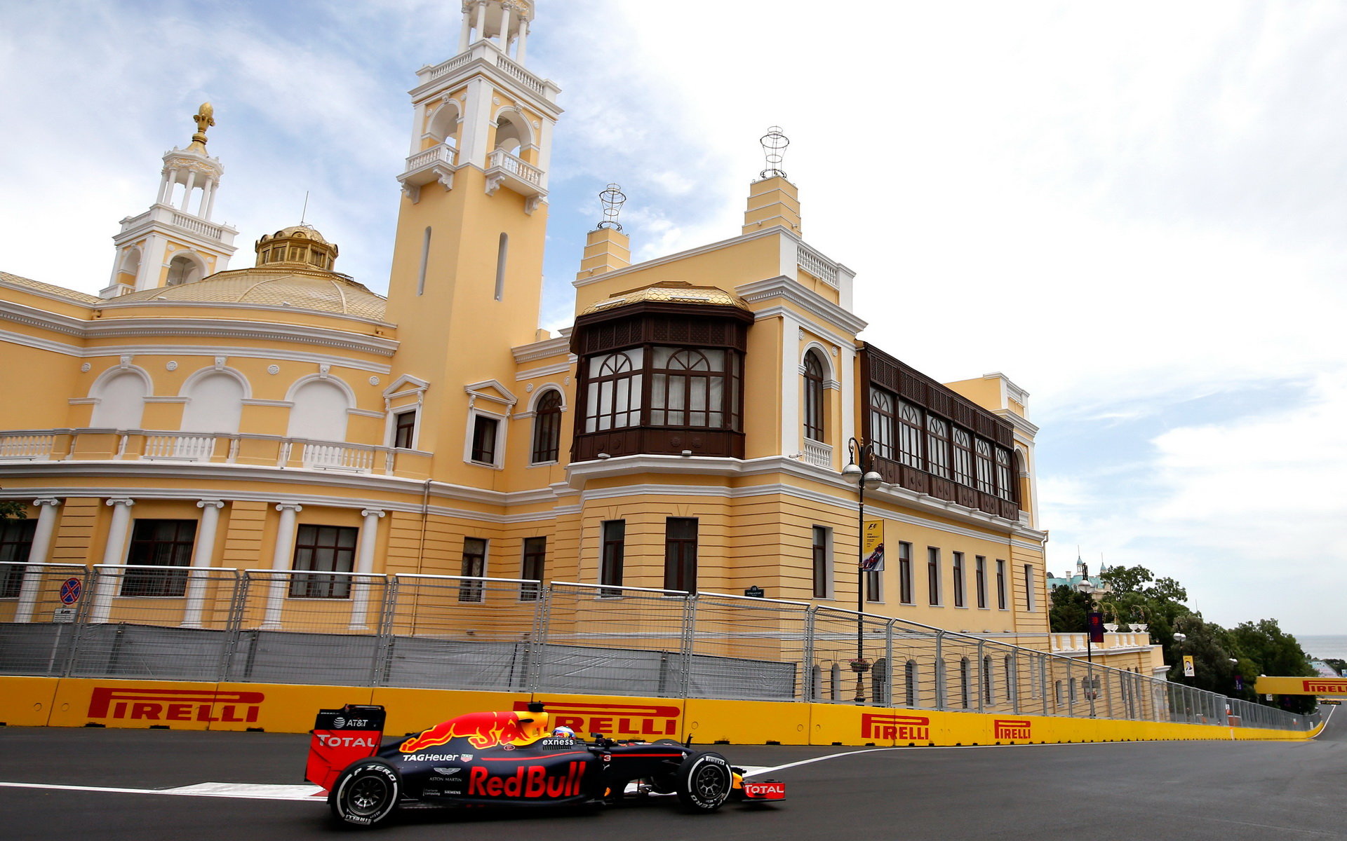 Daniel Ricciardo při tréninku v Baku