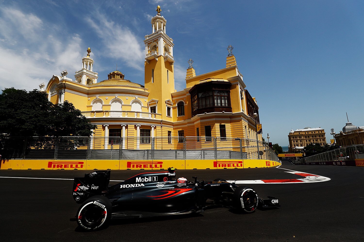 Jenson Button na středně-tvrdých pneumatikách během tréninku v Baku
