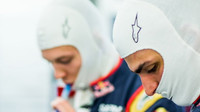Carlos Sainz a Daniil Kvjat v Baku