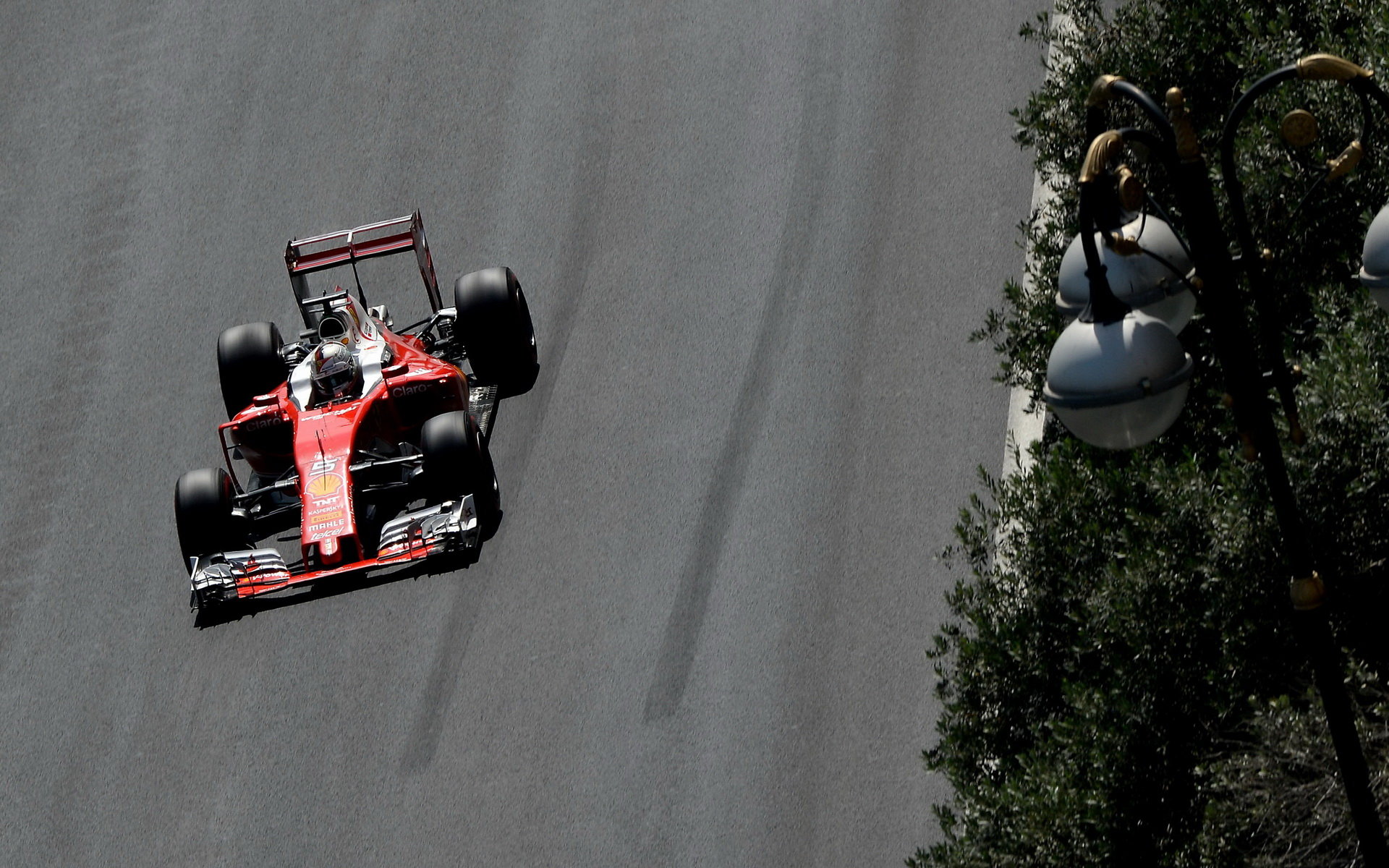 Sebastian Vettel za použití DRS při kvalifikaci v Baku