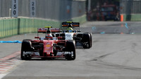 Kimi Räikkönen a Sergio Pérez v závodě v Baku